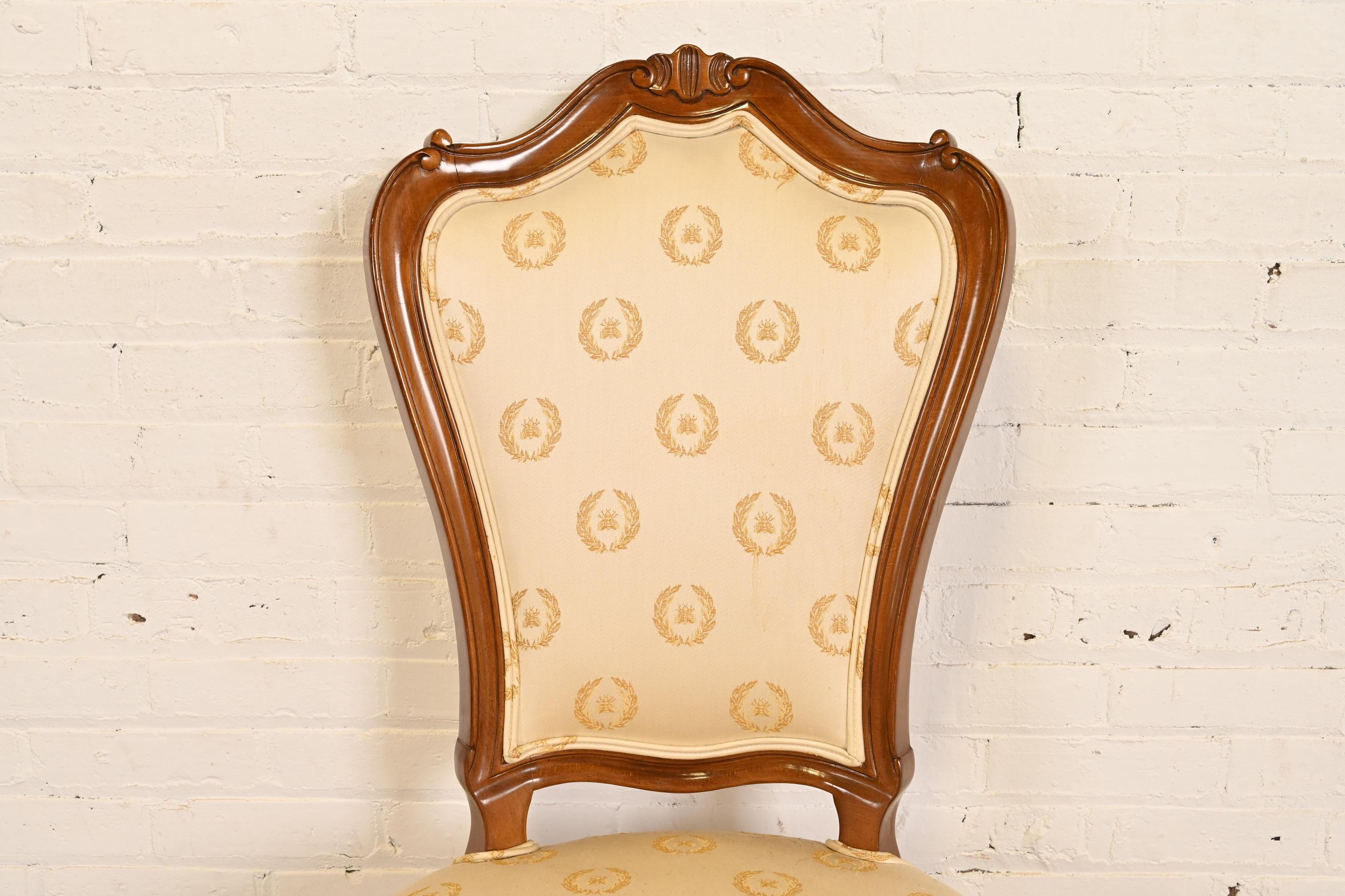 Karges Französisch Provincial Louis XV geschnitzt Nussbaum und Gold vergoldet Esszimmerstühle (Ende des 20. Jahrhunderts) im Angebot