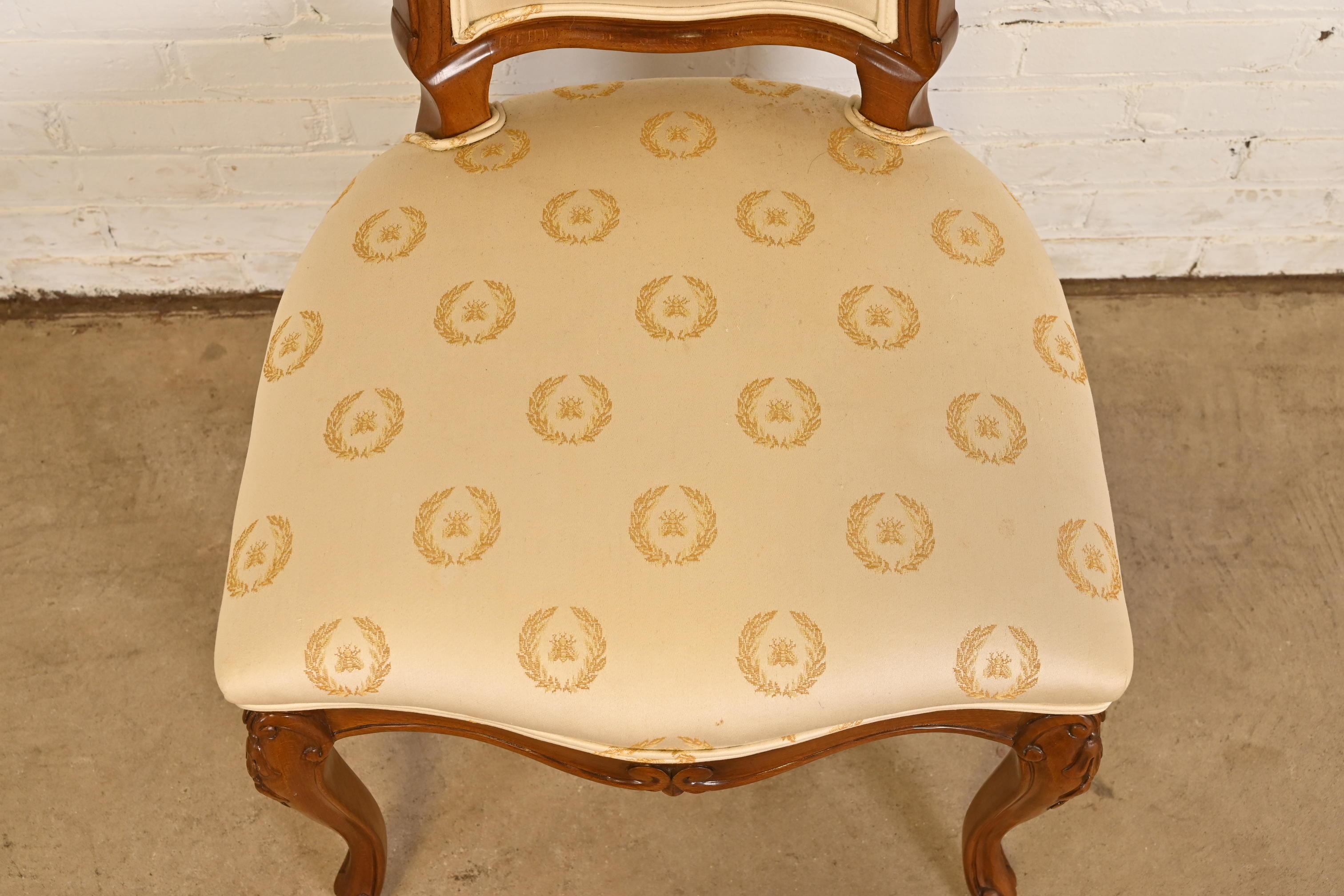 Karges Französisch Provincial Louis XV geschnitzt Nussbaum und Gold vergoldet Esszimmerstühle (Polster) im Angebot