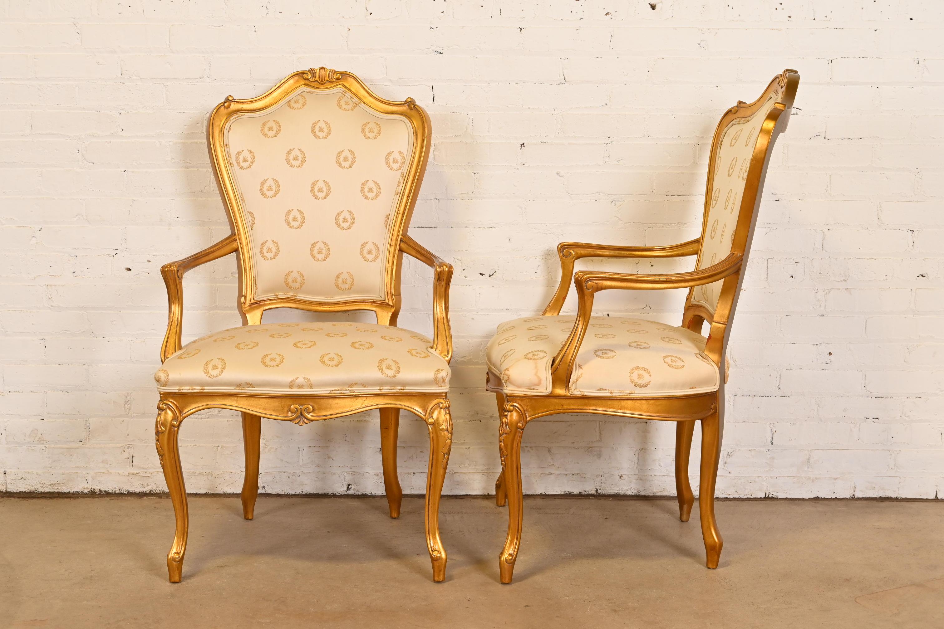 Karges Französisch Provincial Louis XV geschnitzt Nussbaum und Gold vergoldet Esszimmerstühle im Angebot 2