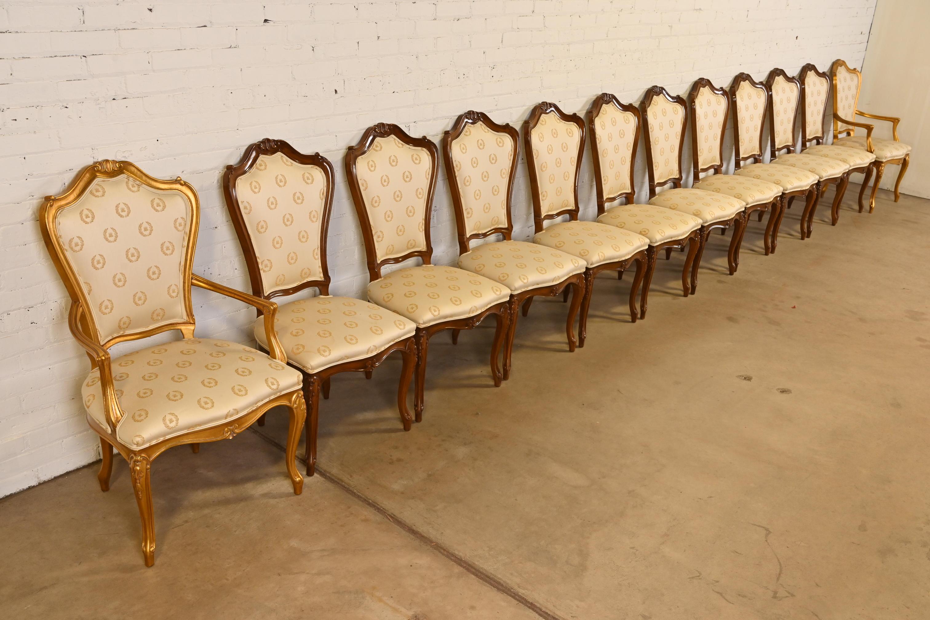 Karges Französisch Provincial Louis XV geschnitzt Nussbaum und Gold vergoldet Esszimmerstühle im Zustand „Gut“ im Angebot in South Bend, IN