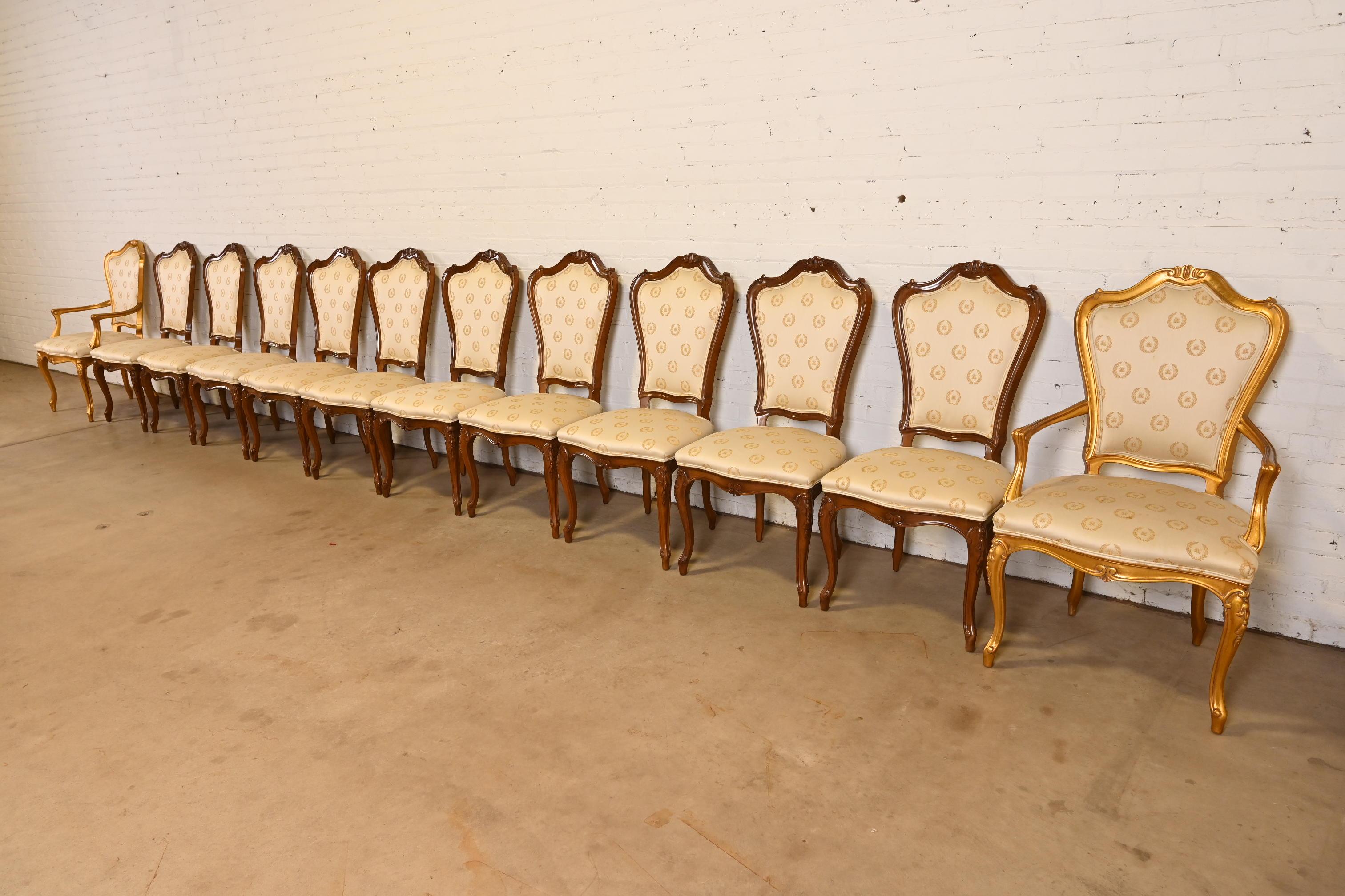 Ein hervorragender Satz von zwölf französischen Rokoko- oder französischen Provinzialstühlen im Stil von Louis XV

Von Karges Möbel

USA, ca. 1980er Jahre

Wunderschöne geschnitzte Rahmen aus massivem Nussbaumholz, die Sessel sind vergoldet, die