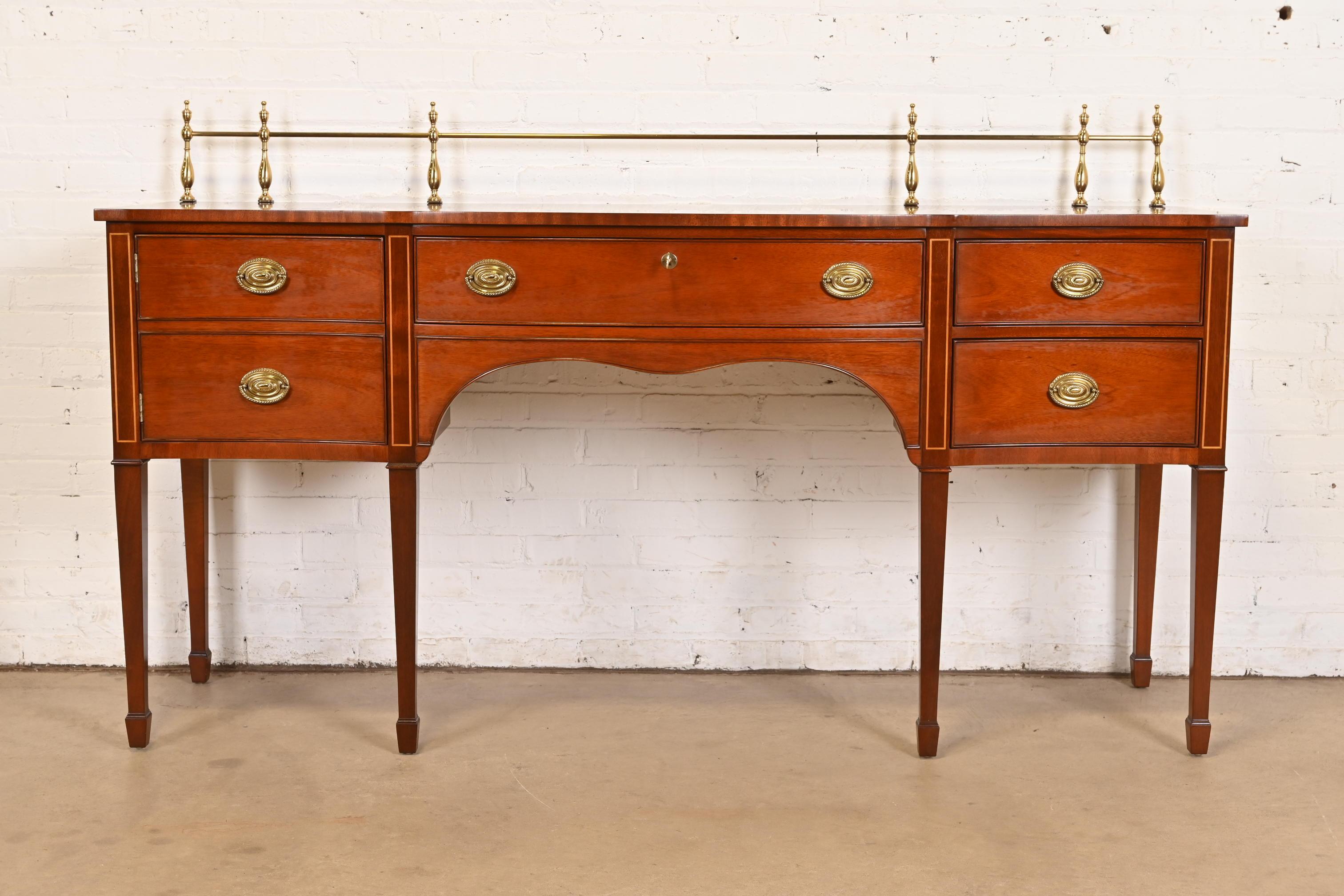 Una splendida credenza, buffet o credenza in stile Hepplewhite o Federale

Da Kindel Furniture

USA, circa anni '1980

Mogano, con intarsi in legno di raso, ferramenta e galleria in ottone originali.

Misure: 72 