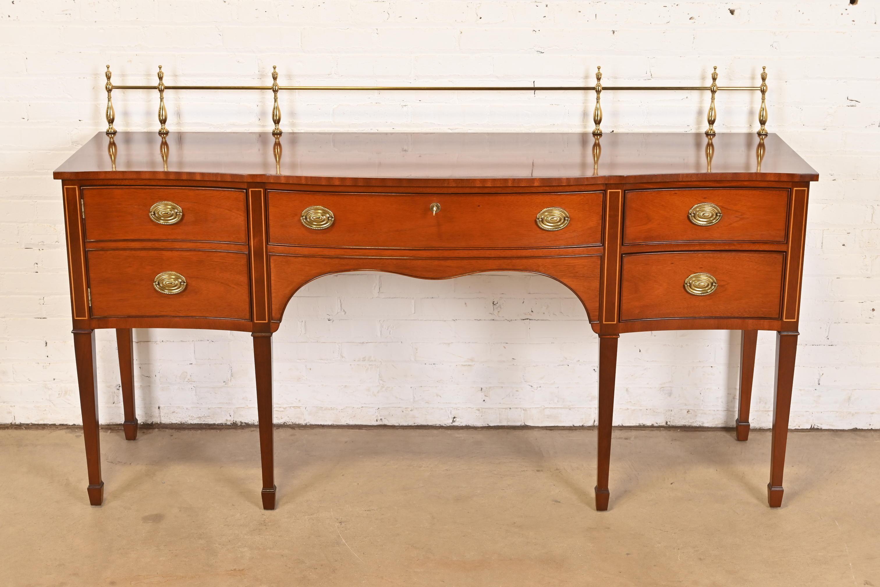 Federale Kindel Furniture Credenza in mogano intarsiato Feder con Galleria in ottone in vendita