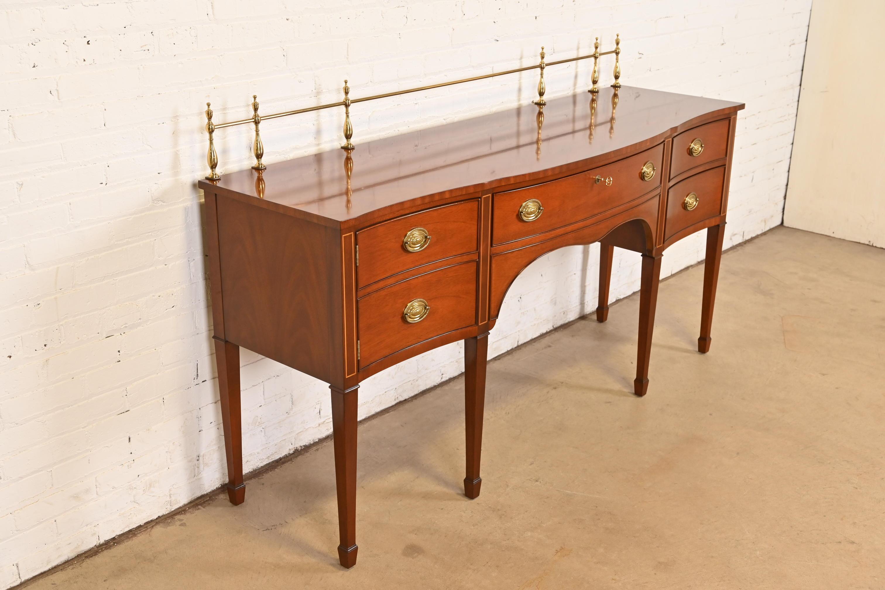 Kindel Furniture Credenza in mogano intarsiato Feder con Galleria in ottone In condizioni buone in vendita a South Bend, IN