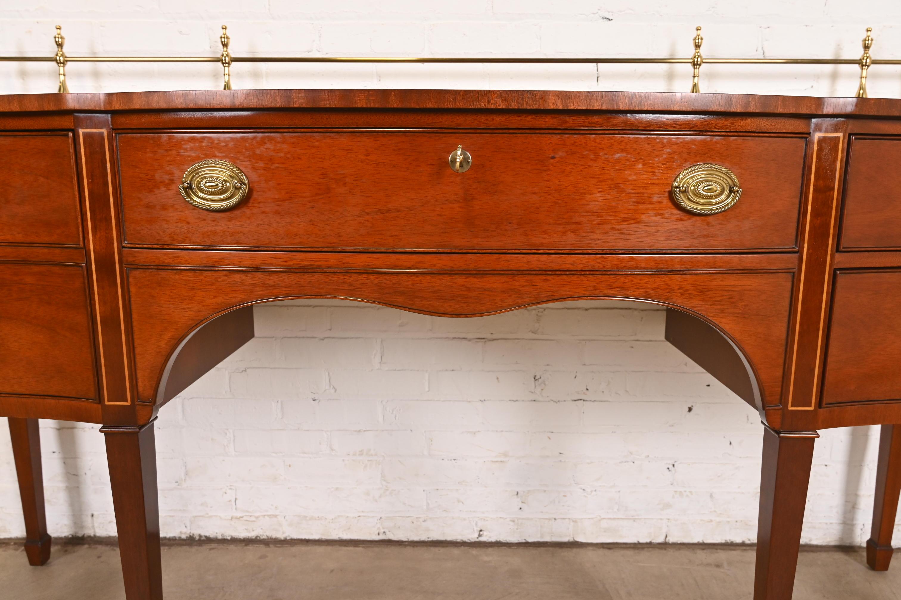 Kindel Furniture Credenza in mogano intarsiato Feder con Galleria in ottone in vendita 1