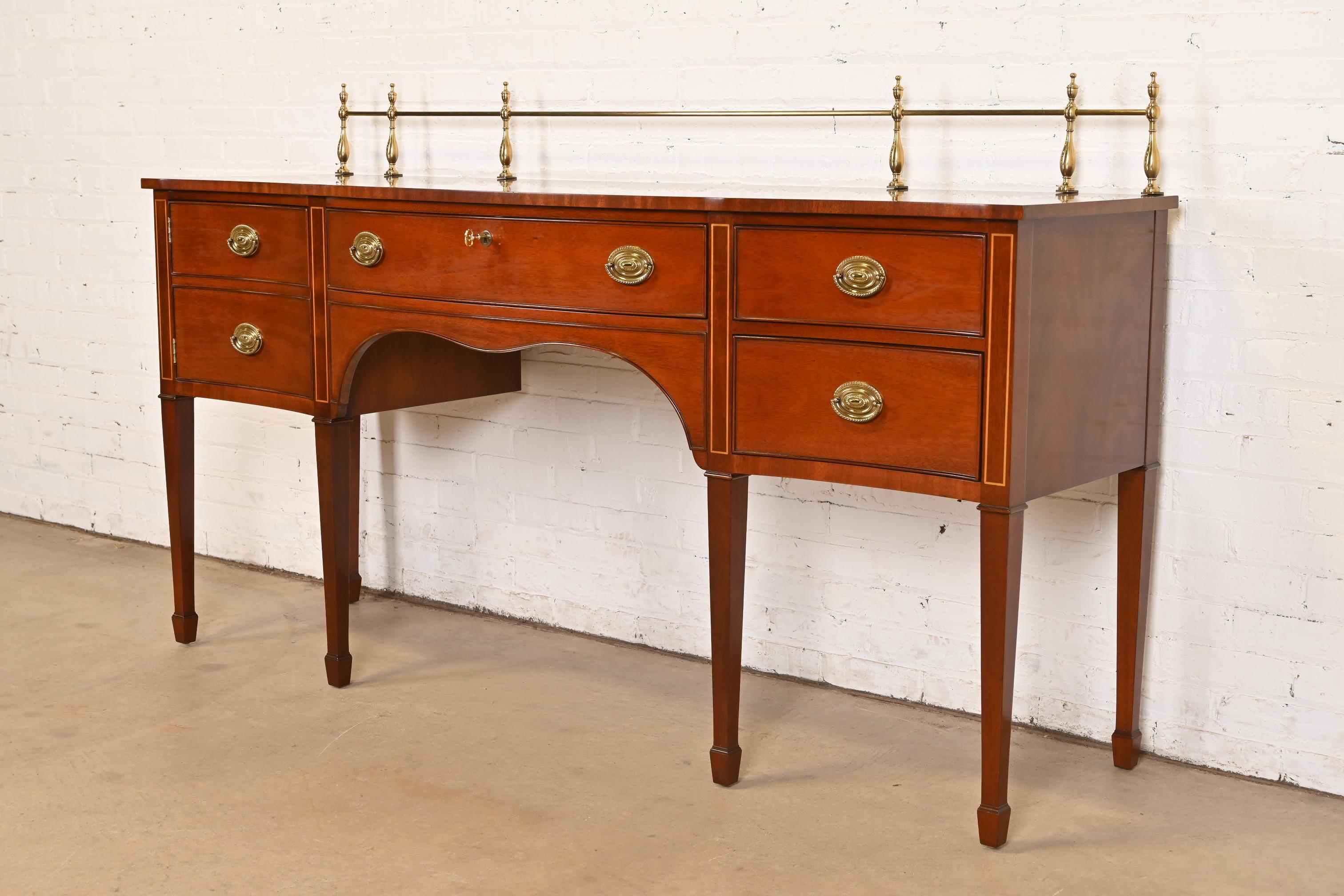 Americano Kindel Furniture Credenza in mogano intarsiato Feder con Galleria in ottone in vendita