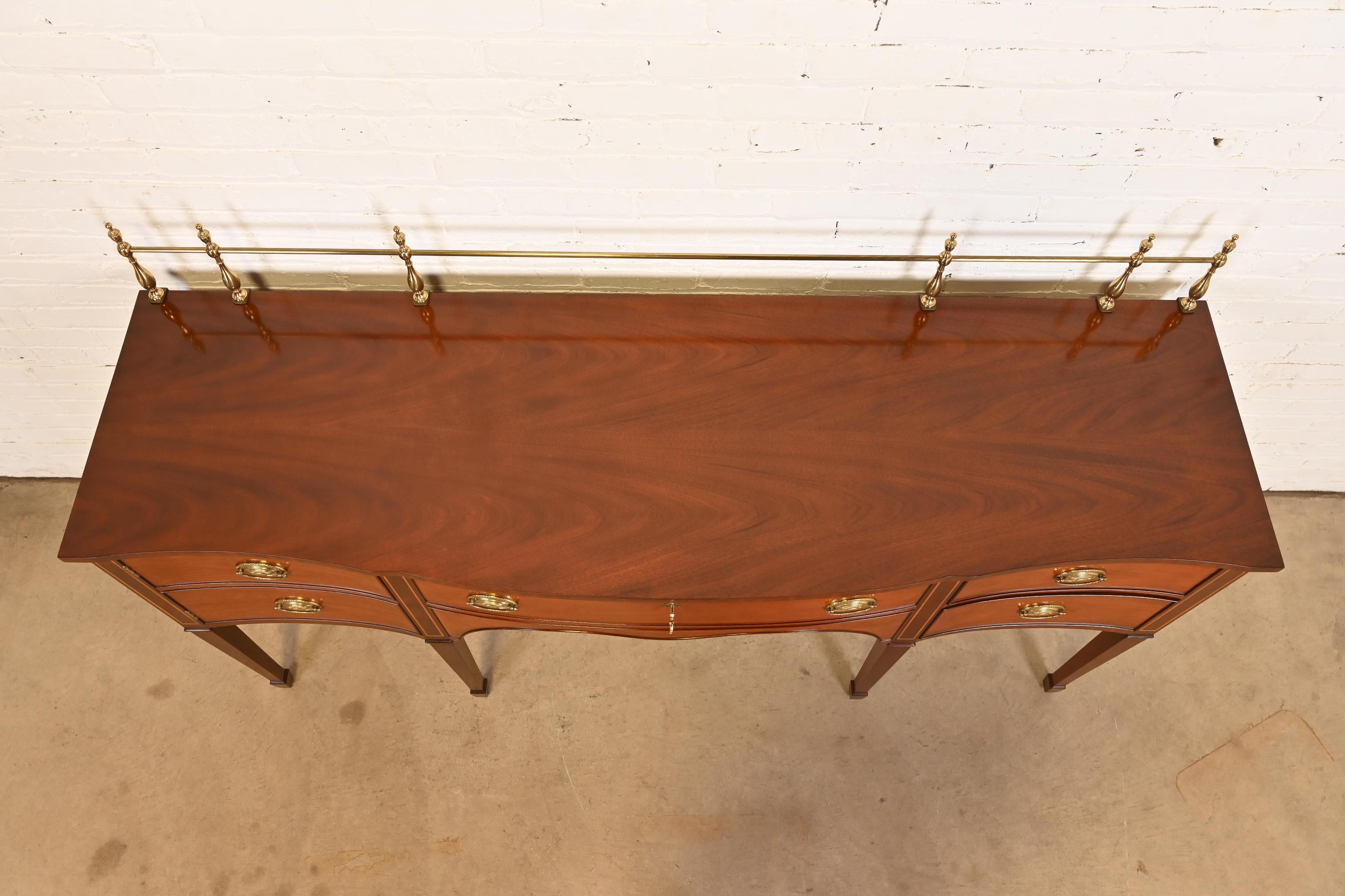 Kindel Furniture Credenza in mogano intarsiato Feder con Galleria in ottone in vendita 3
