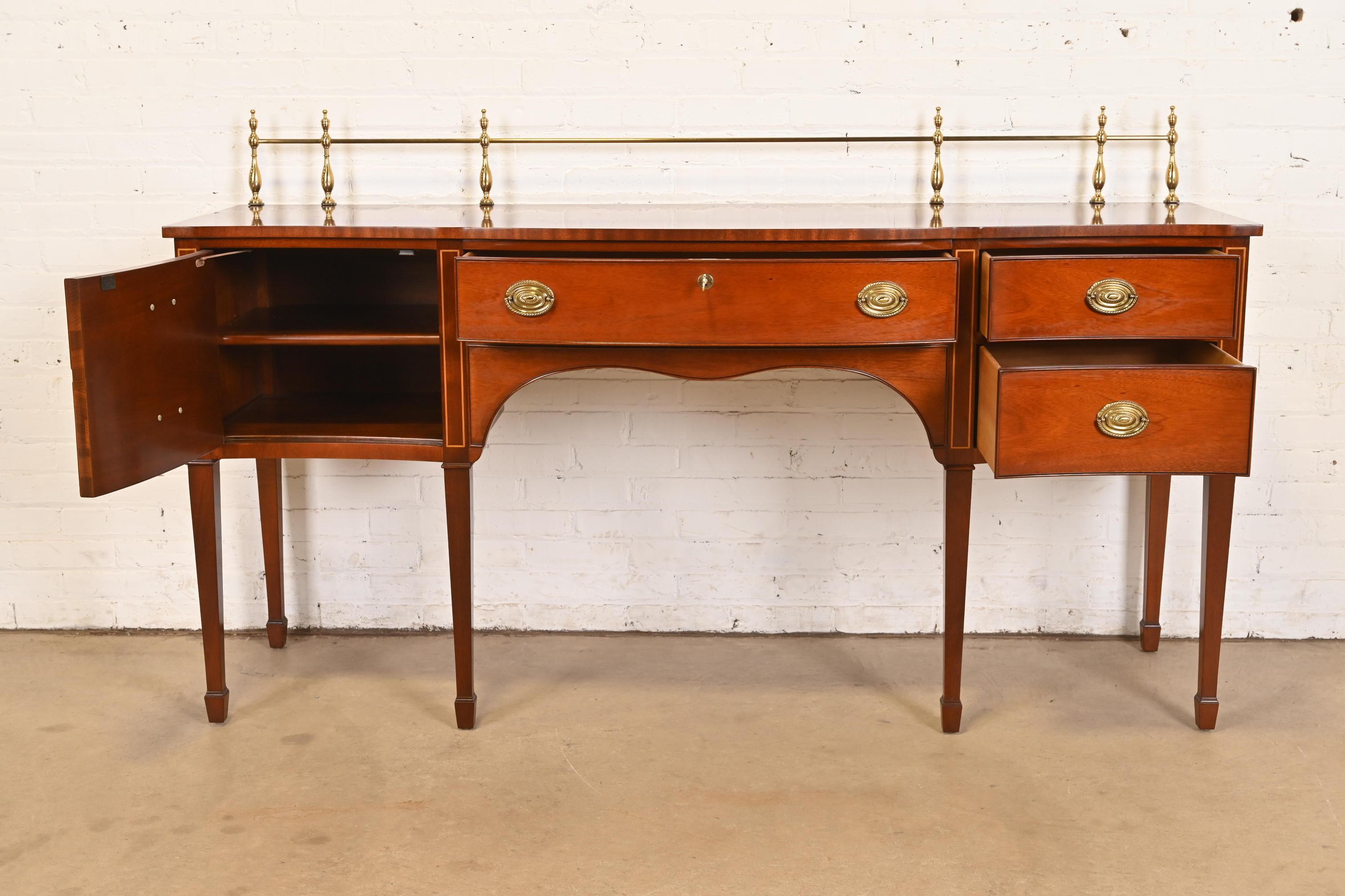 Fine XX secolo Kindel Furniture Credenza in mogano intarsiato Feder con Galleria in ottone in vendita