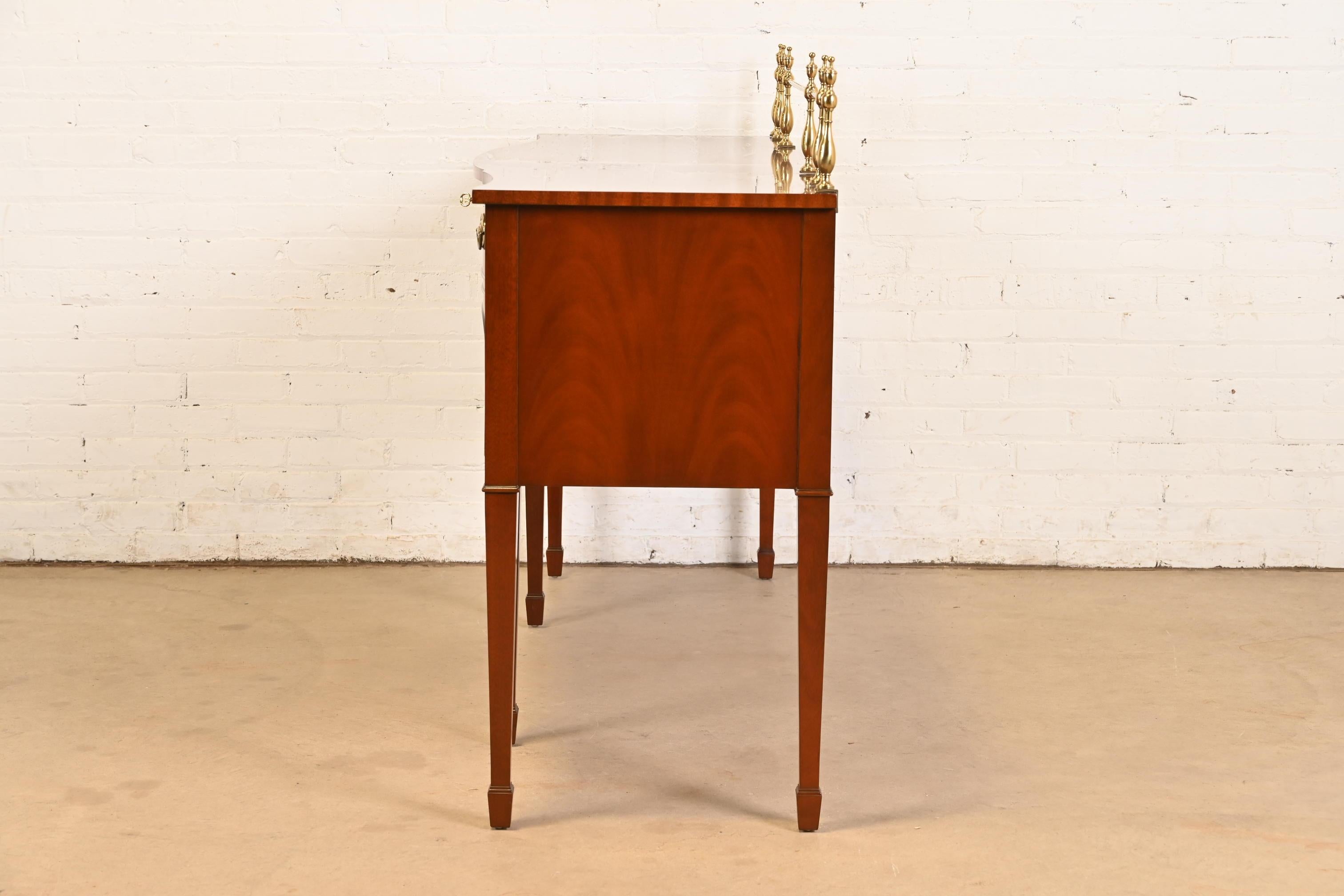 Kindel Furniture Credenza in mogano intarsiato Feder con Galleria in ottone in vendita 4