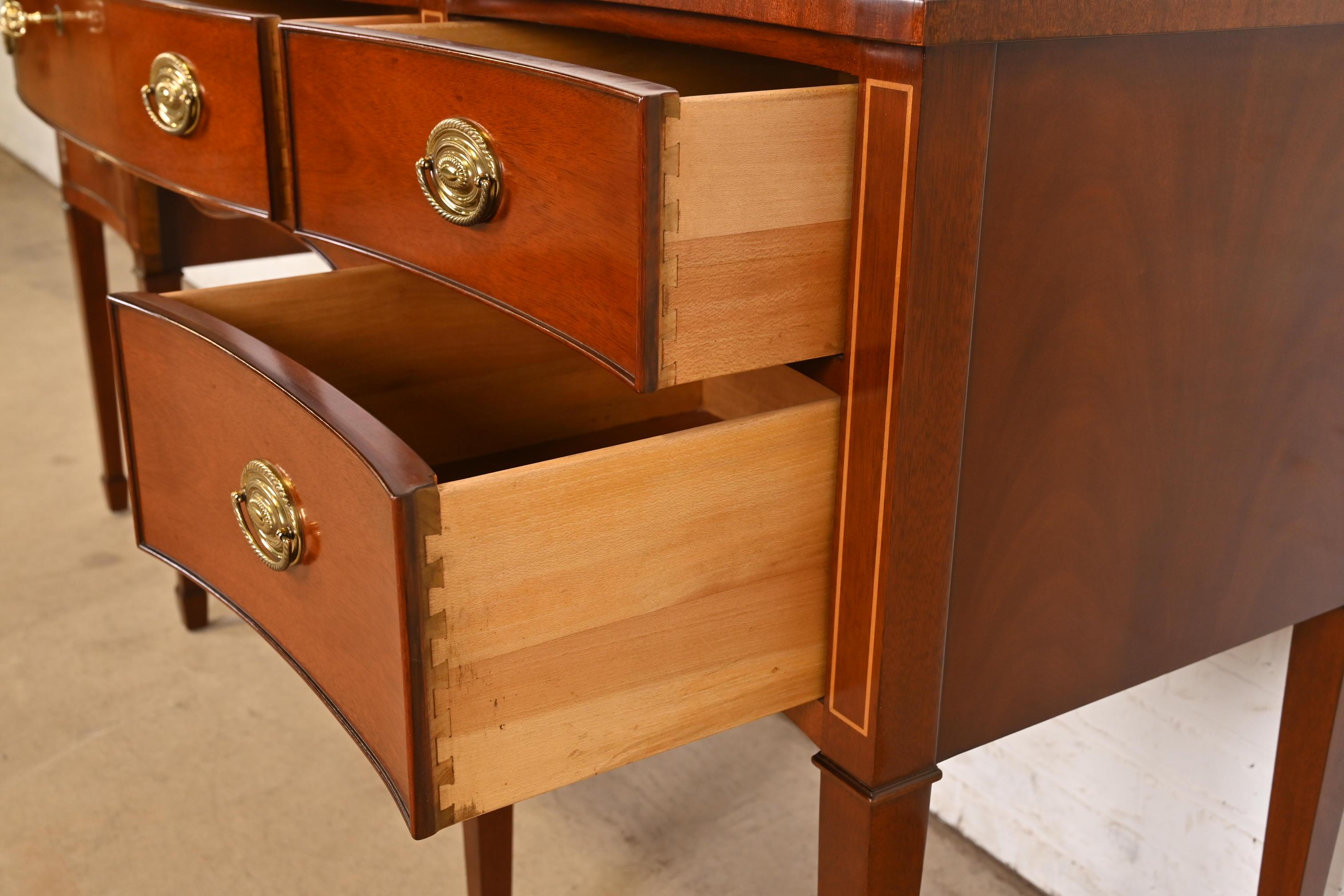 Ottone Kindel Furniture Credenza in mogano intarsiato Feder con Galleria in ottone in vendita