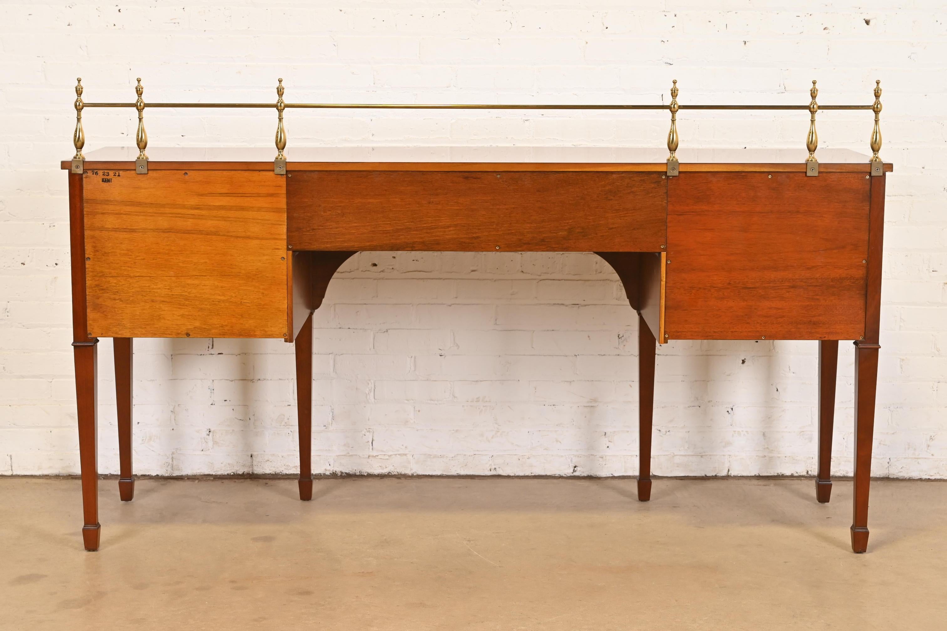 Kindel Furniture Credenza in mogano intarsiato Feder con Galleria in ottone in vendita 5