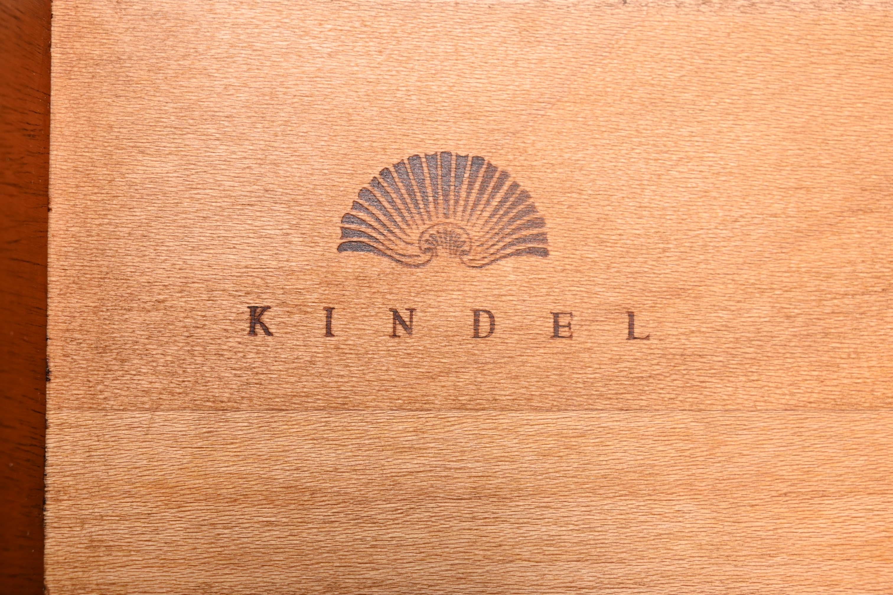 Kindel Furniture Credenza in mogano intarsiato Feder con Galleria in ottone in vendita 2