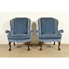 Kindel Furniture : paire de fauteuils de salon à dossier ailé bleu en acajou sculpté de style Chippendale