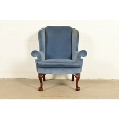Fauteuil de salon à oreilles Kindel Furniture, en acajou sculpté de style Chippendale, revêtu de velours bleu