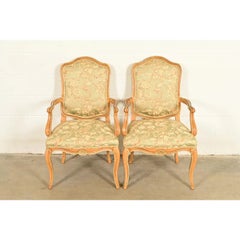 Sillones de roble tallado de estilo Luis XV «Provincial francés» de John Stuart Par