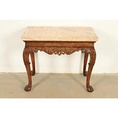 Mesa consola de Baker Furniture, estilo Chippendale, de nogal tallado, con tapa de mármol y patas en forma de garra