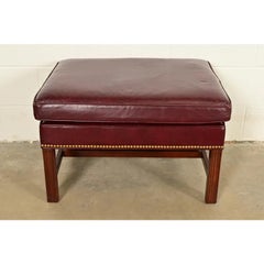 Pouf en cuir Chippendale de Hancock & Moore