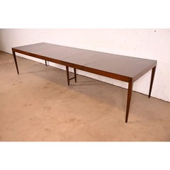 Kipp Stewart – Ausziehbarer Esstisch im Mid-Century-Modern-Stil aus Walnussholz  Frisch renoviert