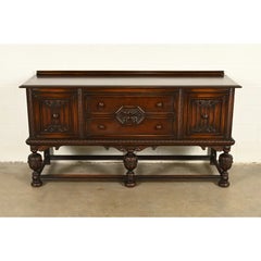 Buffet ancien de style jacobéen anglais en noyer sculpté, de la marque Berkey & Gay, datant des années 1920 environ
