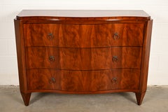 Commode « French Regency » en acajou « Flame » à façade serpentine de la marque Baker Furniture