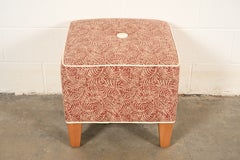 Pouf o poggiapiedi imbottito in stile contemporaneo