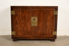 Buffet da campagna Henredon in stile Hollywood Regency della metà del secolo, in rovere e ottone