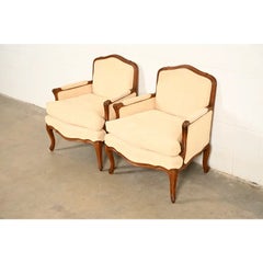 Baker Furniture: Bergère-Stühle im französischen Landhausstil im Louis-XV-Stil aus geschnitztem Obstholz, Paar