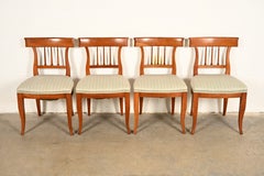 Kindel Furniture Regency Klismos-Esszimmerstühle aus massivem Kirschholz, 4er-Set
