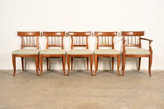 Chaises de salle à manger « Klismos » en bois de cerisier massif, style Régence, de la marque Kindel Furniture, lot de cinq