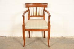 Fauteuil Klismos « Regency » en bois de cerisier massif de Kindel Furniture