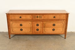 Baker Möbel Französisch Regency Louis XVI Nussbaum Triple Dresser, CIRCA 1960s