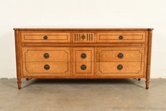 Baker Möbel Französisch Regency Louis XVI Nussbaum Triple Dresser, CIRCA 1960s