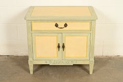 Baker Furniture: Nachttisch im französischen Regency-Stil, Louis XVI, cremefarben lackiert, um 1960