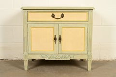 Baker Furniture: Nachttisch im französischen Regency-Stil, Louis XVI, cremefarben lackiert, um 1960