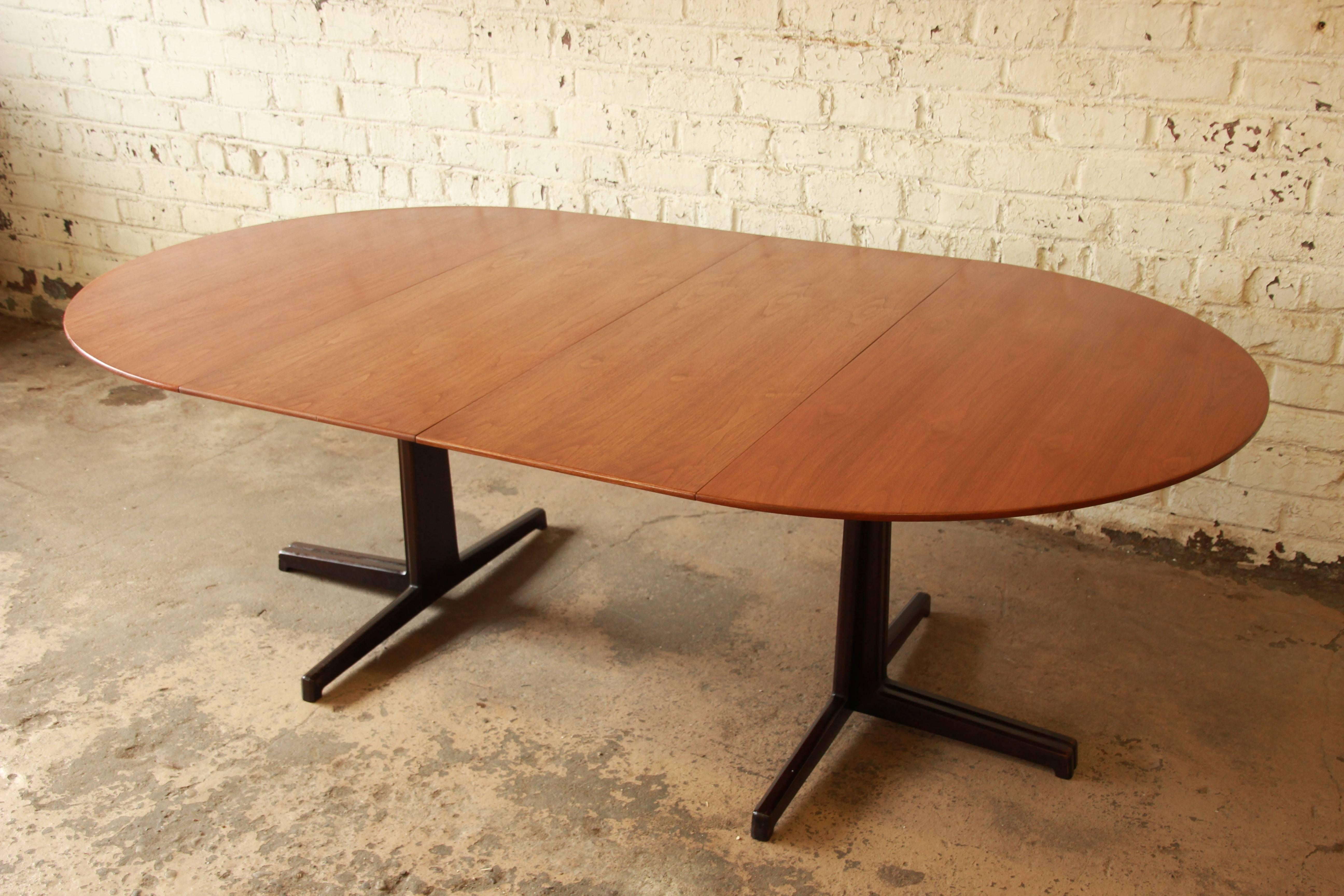 Edward Wormley for Dunbar Mid-Century Walnut Sculptural Extension Dining Table In Good Condition In South Bend, IN