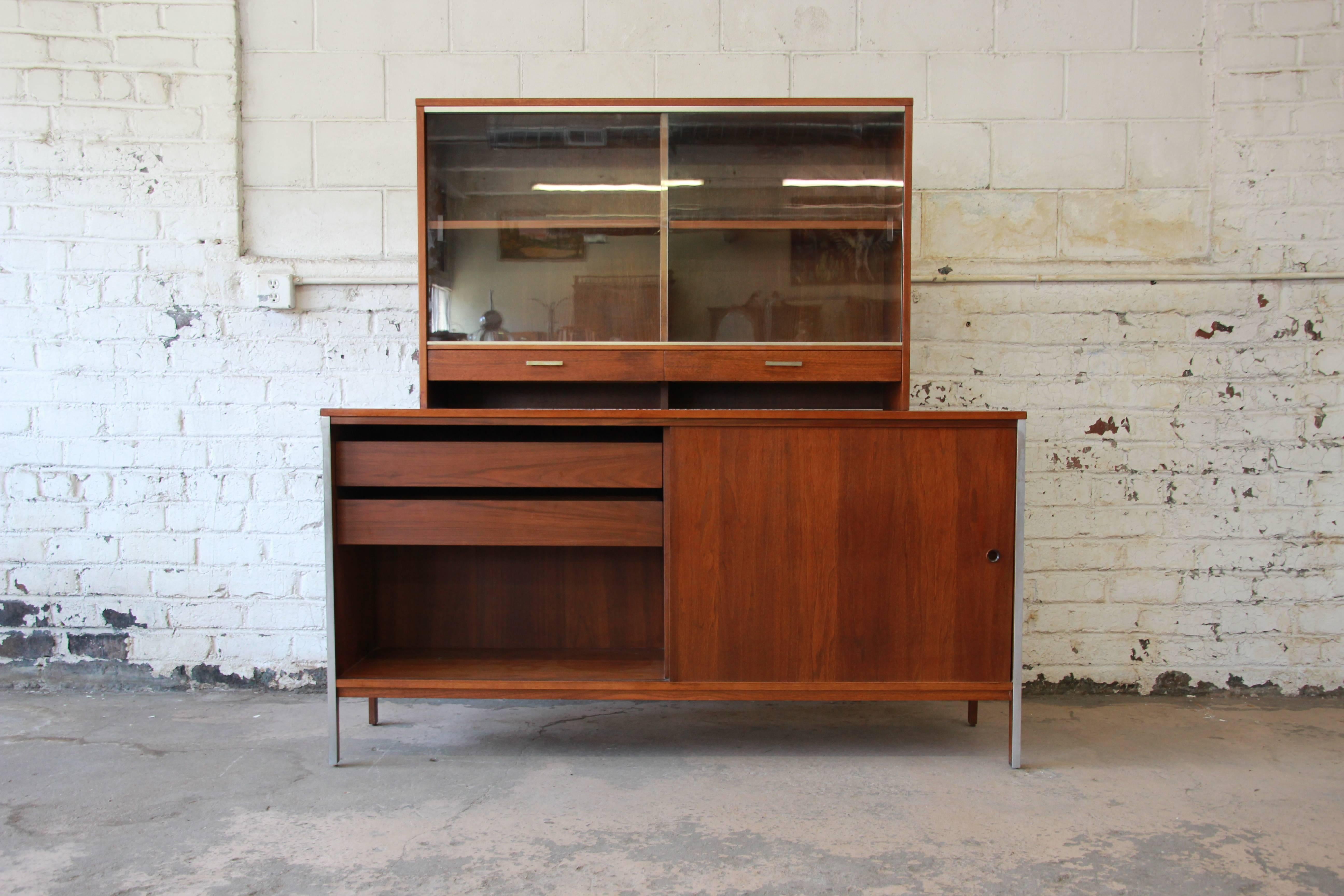 Paul McCobb for Calvin Mid-Century Modern Walnut Credenza In Good Condition In South Bend, IN