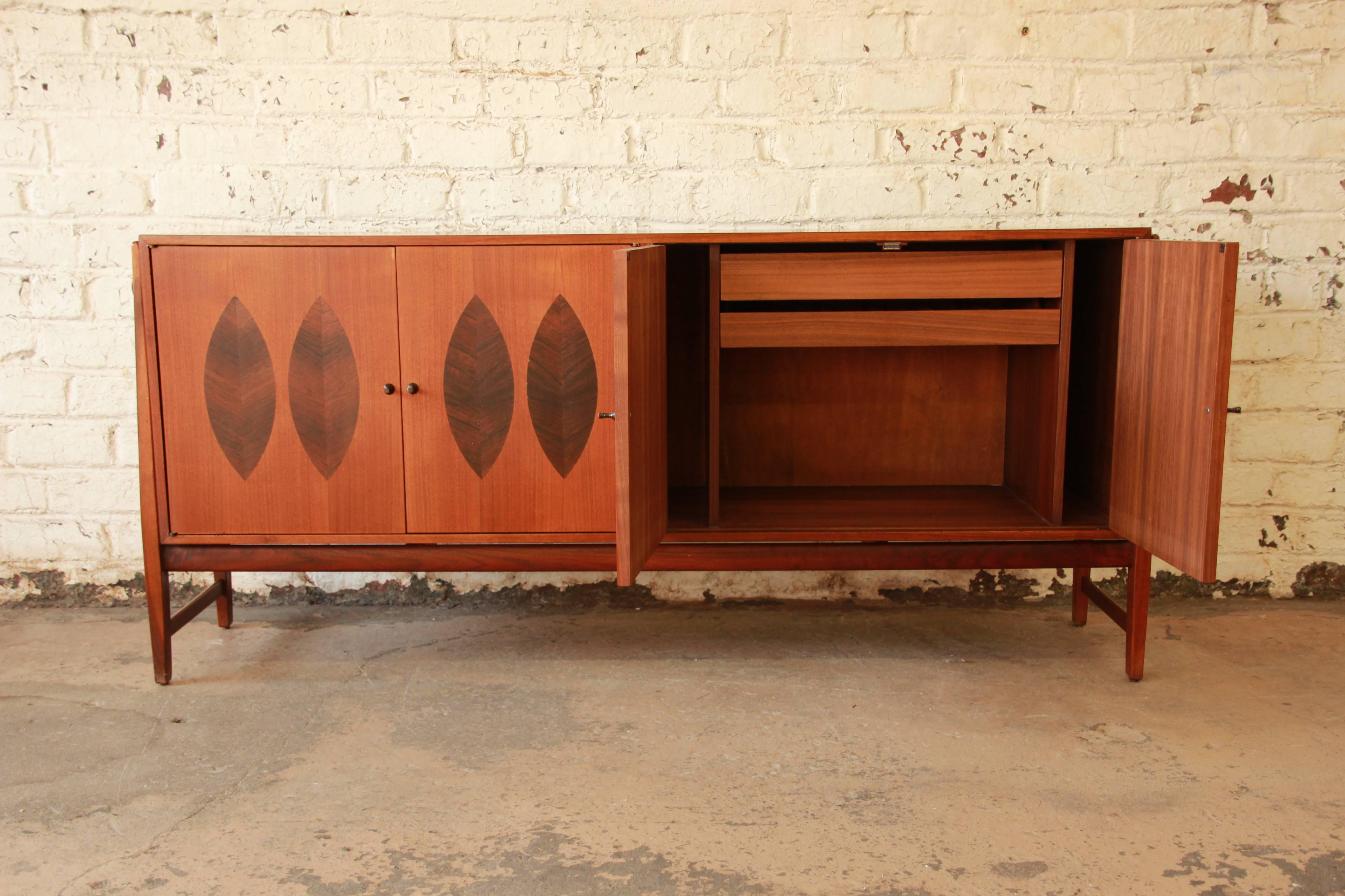 Kipp Stewart for Calvin Walnut and Rosewood Credenza In Good Condition In South Bend, IN