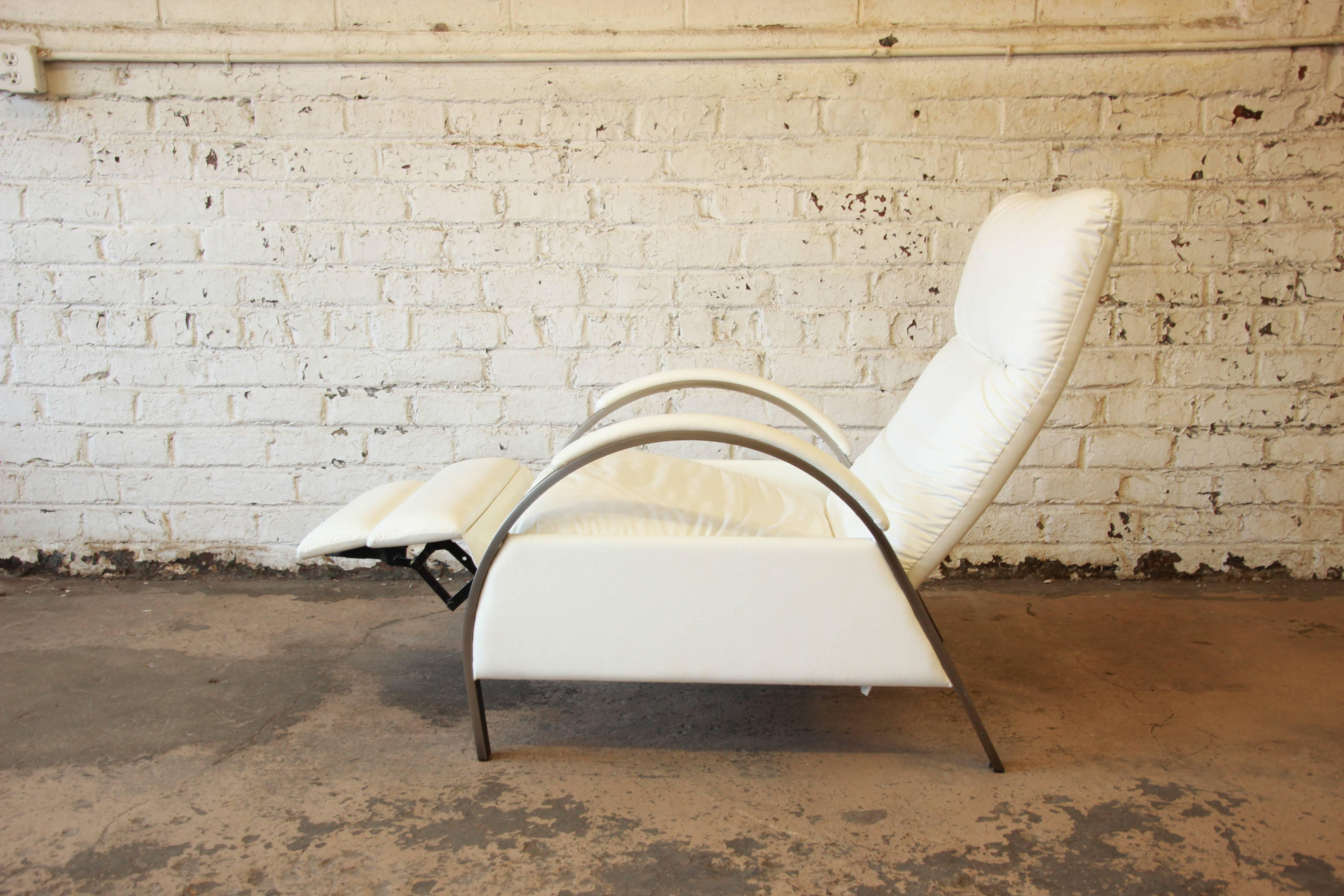 George Mulhauser for DIA Modern Chrome and White Leather Reclining Lounge Chair In Good Condition In South Bend, IN