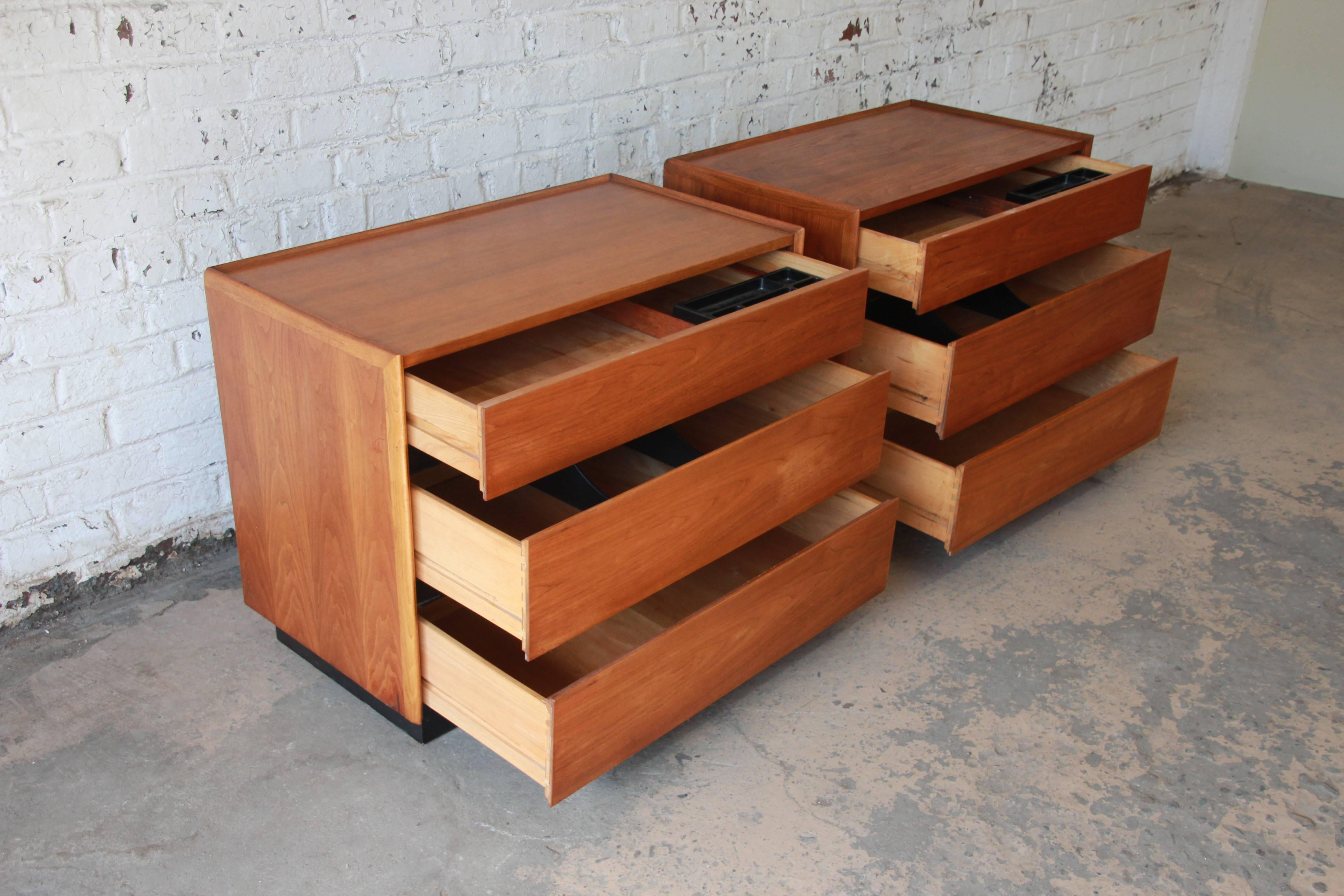Pair of Dillingham Bachelor's Chest by Merton Gershun In Good Condition In South Bend, IN