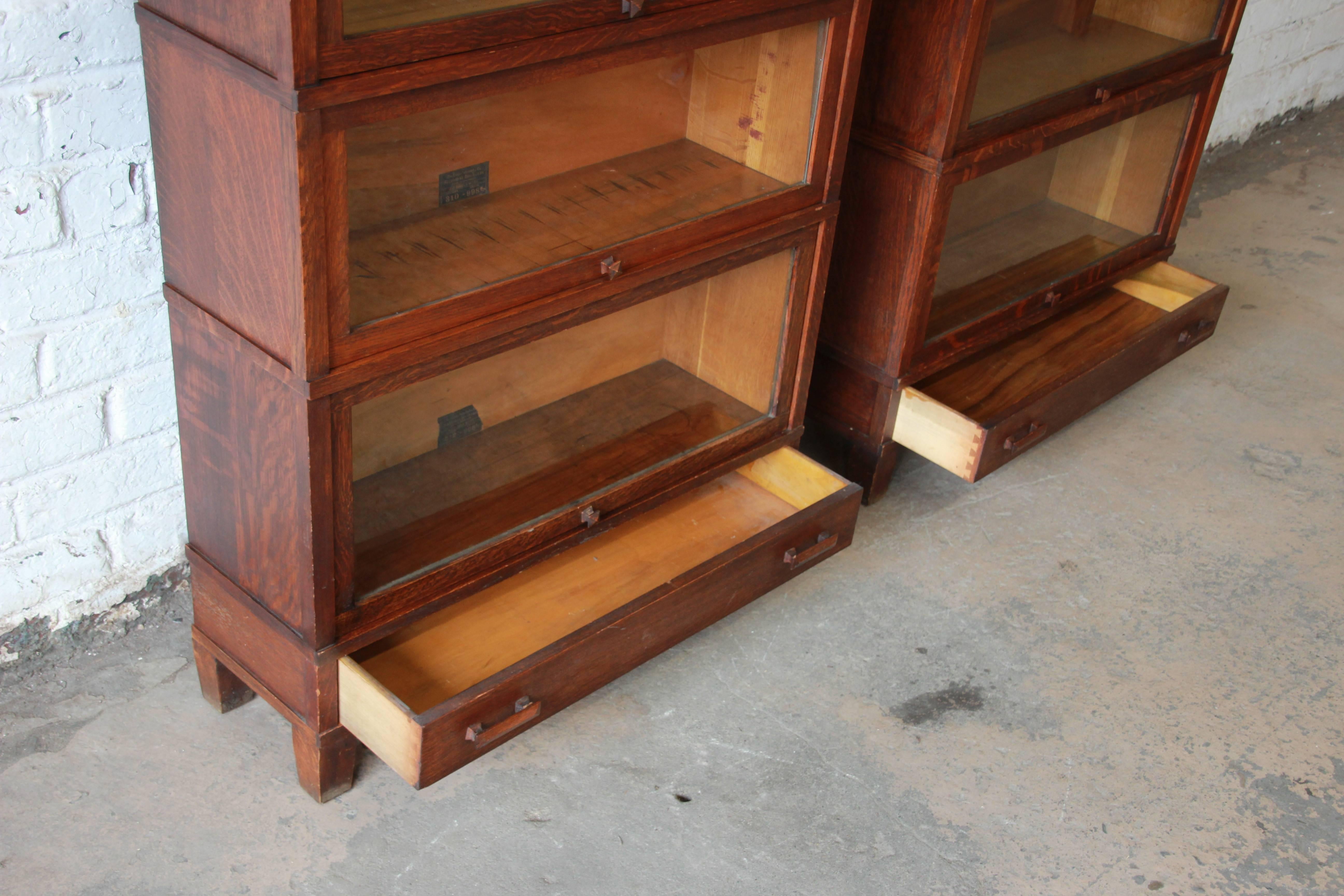 Antique Oak Barrister Bookcases with Leaded Glass Doors by Globe-Wernicke, Pair In Good Condition In South Bend, IN