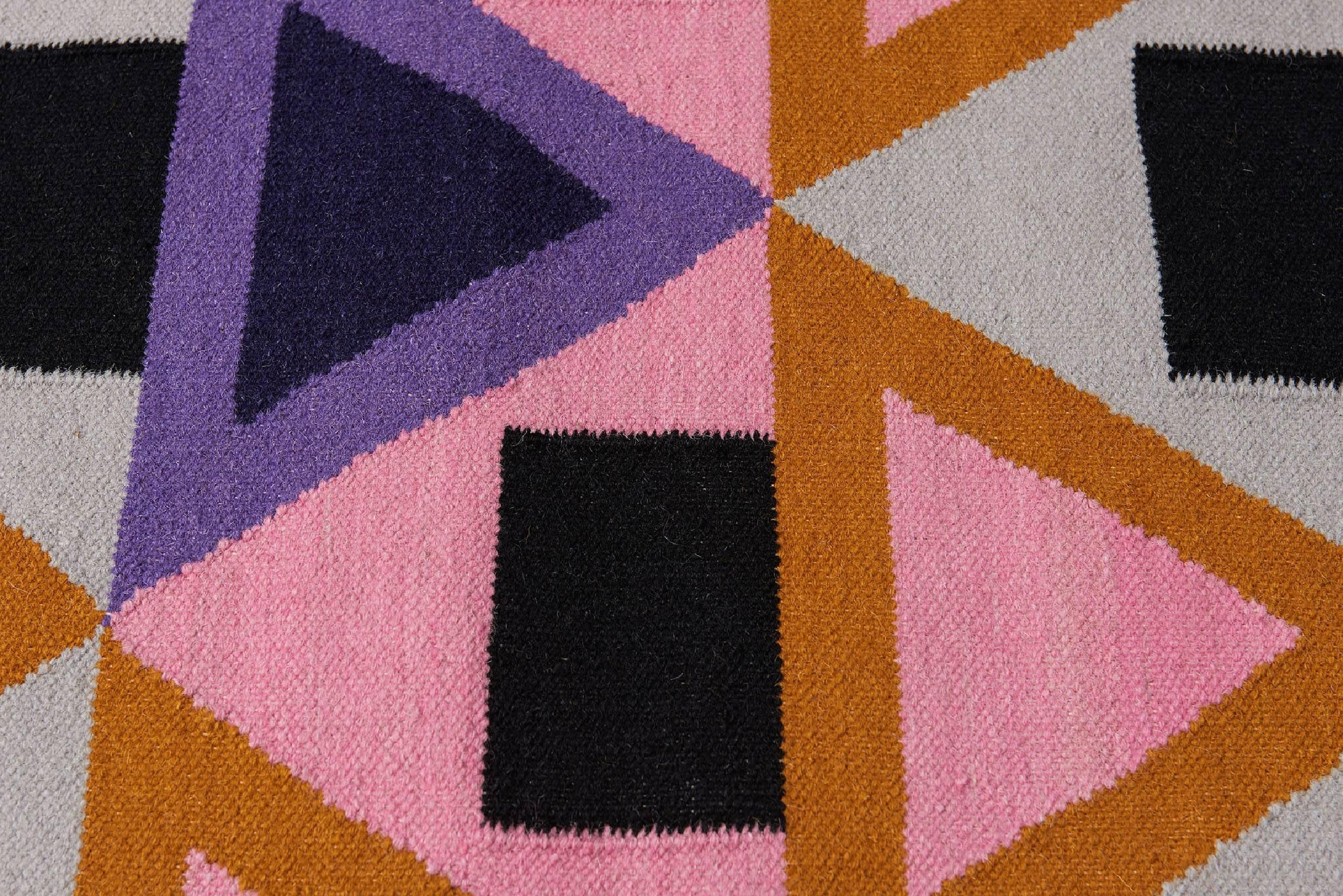 Aelfie Morgan Modern Dhurrie Handwoven Geometric Pink Purple Colorful Rug (Moderne) im Angebot