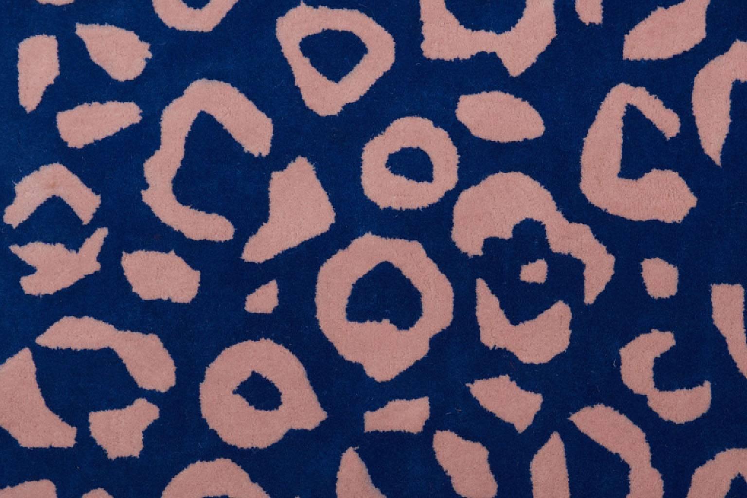 Aelfie Cheetah Animal Print Blue and Pink Tufted Rug 8x10 (Moderne) im Angebot