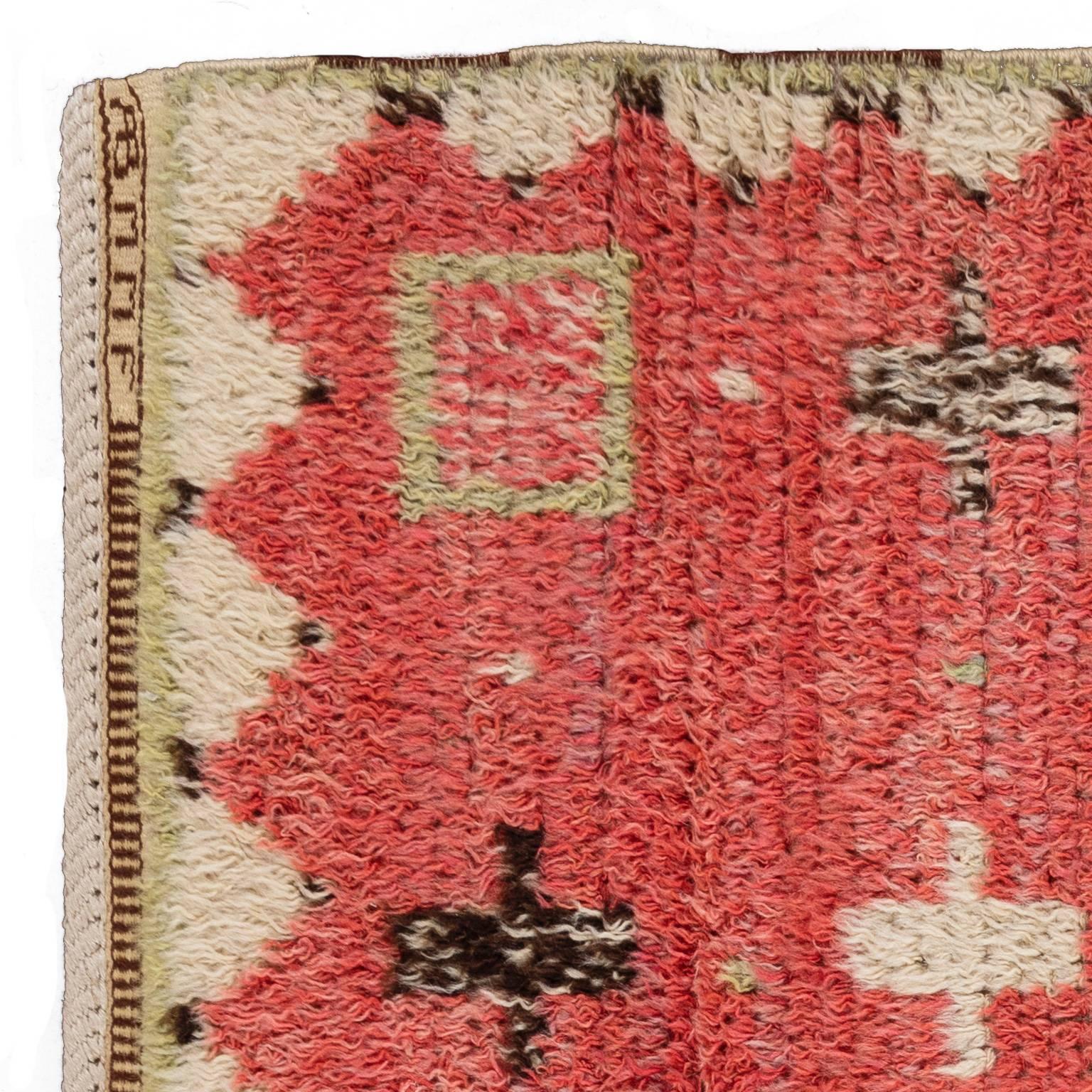 This wonderful vintage half pile rug will add sparkling glamor to your home. Signed by the master weaver AB MMF and Barbro Nilsson (BN) 1945. Pattern is “Rödlock”, (”Redcurls”) half-pile (flossa) rug. Some places are hard worn. The difference