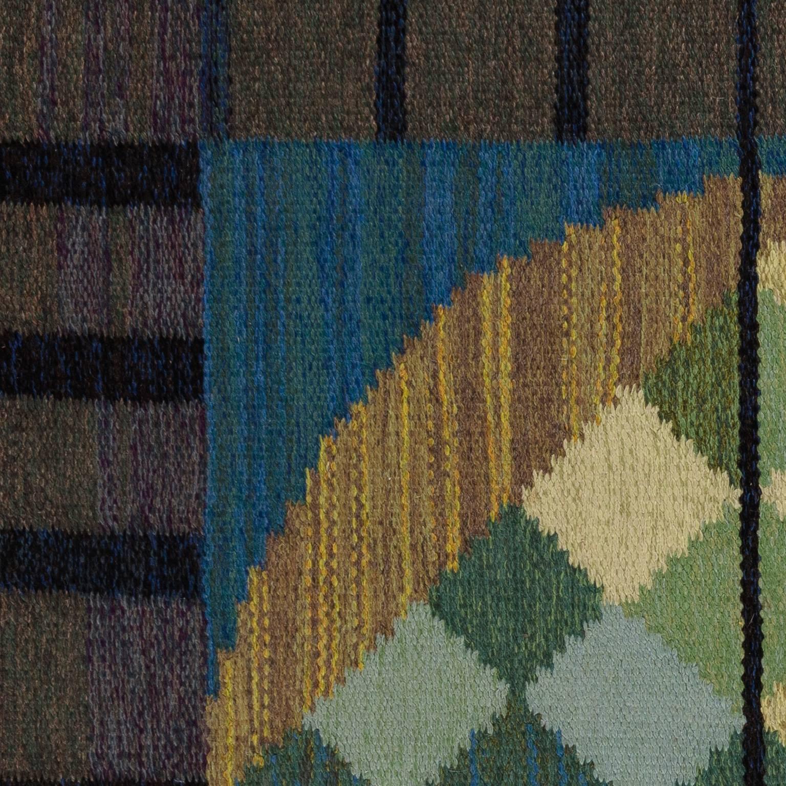 Unusual geometrical röllakan rug. Signed by both Inga-Mi Vannérus-Rydgran, and Jönköpings Läns Hemslöjd. The carpet should be great looking combined with furniture such as Finn Juhl, Hans Wegner and masterpiece made by Danish crafts.