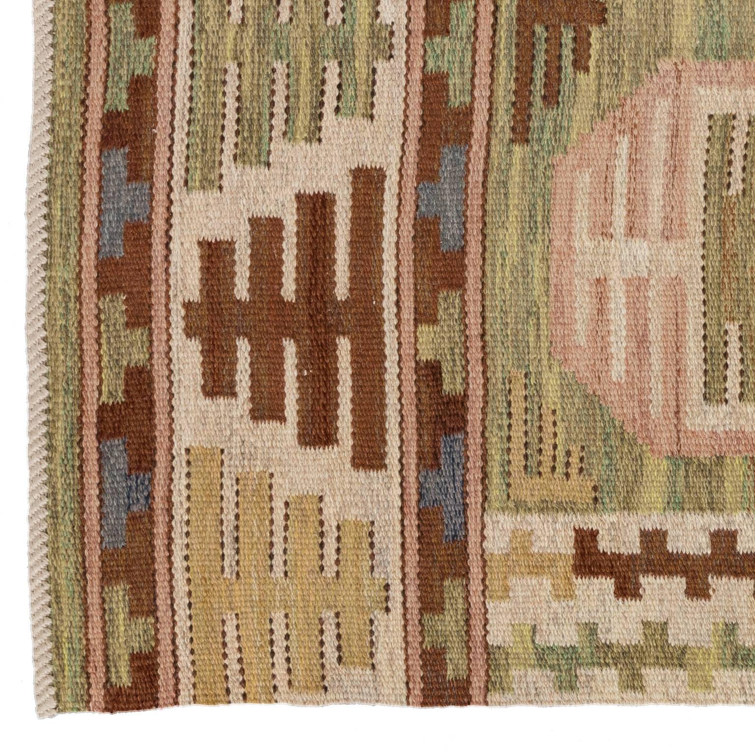 A wonderful Classic pattern named “Dukater” first composed in 1924 by Märta Måås-Fjetterströms atelier. This is all about greens, yellow, brown and pink tones. Good condition. Cleaned and with new reconditioned ends.
The working weavers in MMF