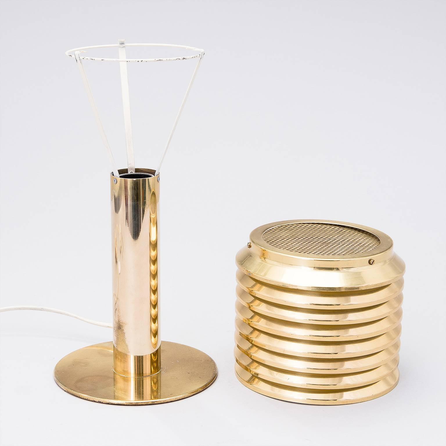 Table lamps let you fine-tune the atmosphere of a room and Hans Agne Jakobsson items are always adding a bit of personality. This is made in brass. Cylindrical display with eight slats. Model B-142.