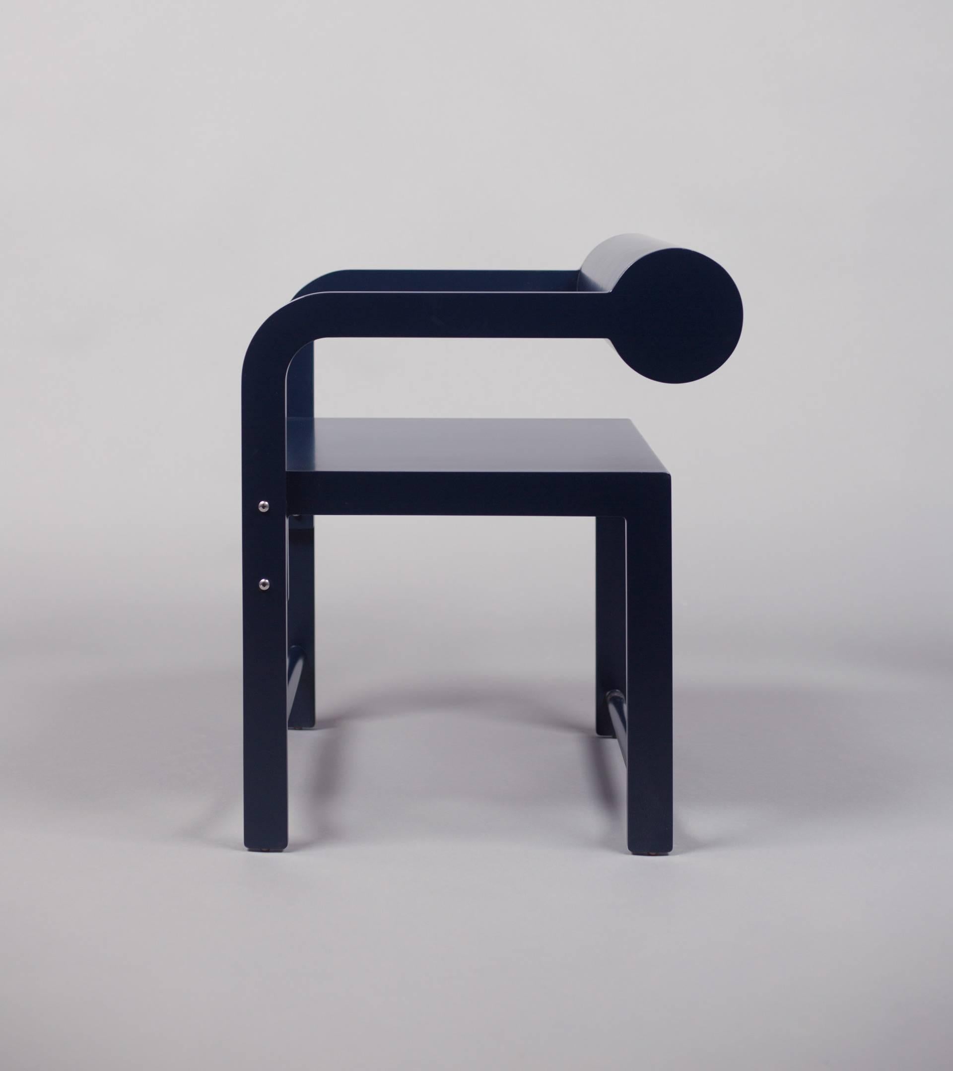 Waka Waka Contemporary Indigo Blue Lacquered Cylinder Back Accent Armchair (Postmoderne) im Angebot