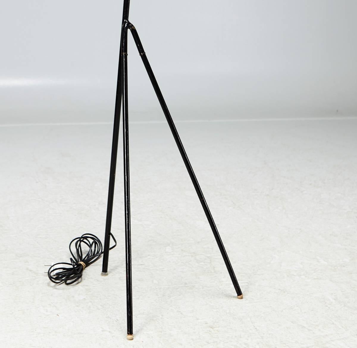 Lacquered 1950s Modern Tripod Floor Lamp Model Giraffe by Hans Bergstrom