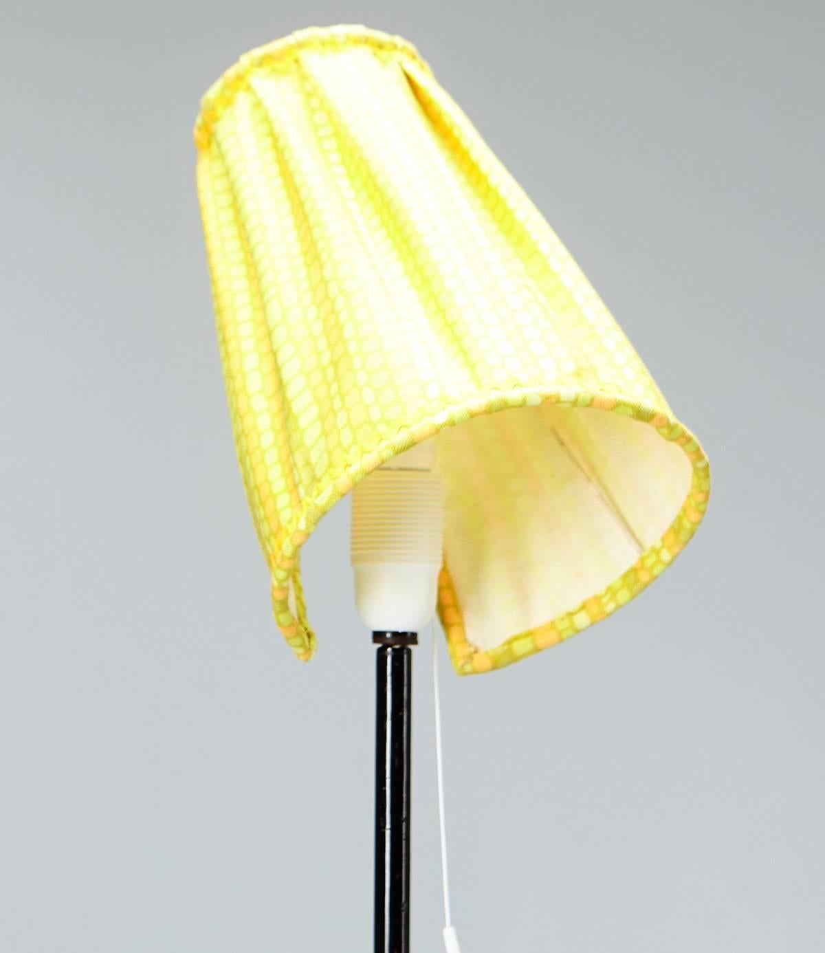 Swedish floor lamp model no. 569 'Giraffen', designed by Hans Bergström and produced by Ateljé Lyktan in 1950s. Base in black lacquered steel tripod and original yellow fabric shade.