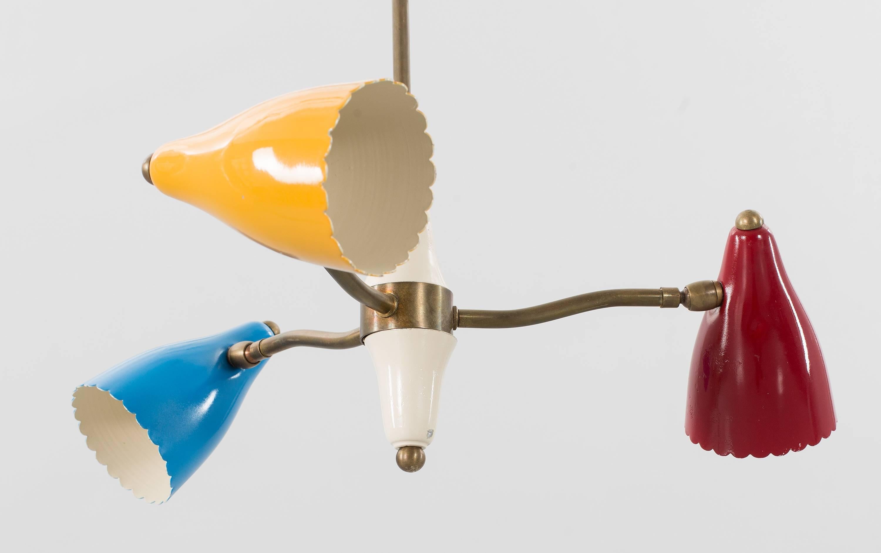 Italian mid-20th century handmade brass three-arm pendant lamp. Routable and adjustable multicolored lampshades.